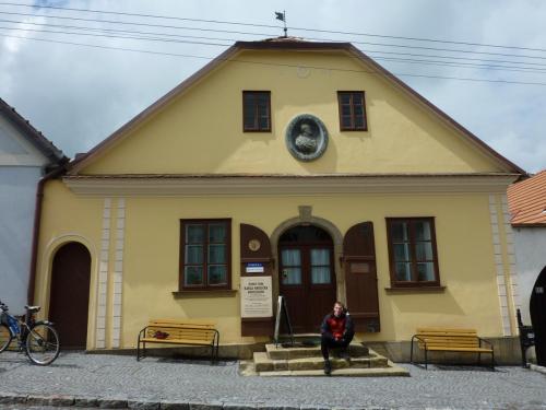 02 U rodného domu K. H. Borovského