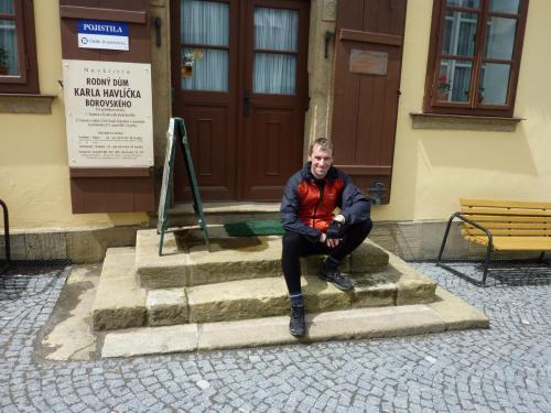 03 Před rodným domem K. H. Borovského